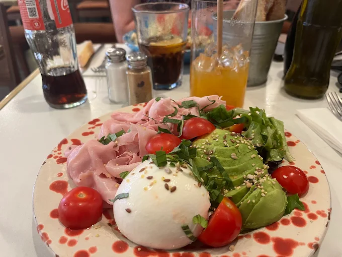 Ambiance chaleureuse de La Casa Di Nonna à Cannes